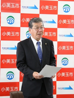 記者会見で案件説明する島田市長