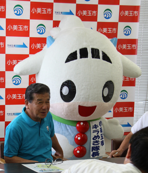 記者会見で紹介された「おみたん」と島田市長の写真