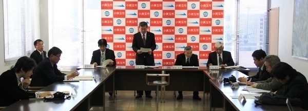 定例記者会見(平成24年12月7日)市長あいさつの写真 定例記者会見(平成24年12月7日)市長あいさつの写真