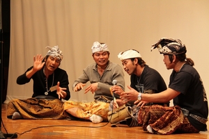 インドネシアの青年たち「アンクルン」弾き語りの写真