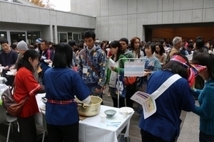 各国の料理を試食している写真