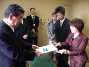 小川文化センター活性化に関する報告書提出の写真