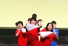 ステージで傘を握る少女の写真 ステージで傘を握る少女の写真