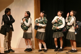 高校生の恰好をした女の子の役者の写真 高校生の恰好をした女の子の役者の写真