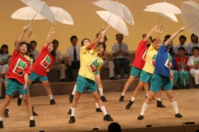 傘をさして踊る若者たちの写真 傘をさして踊る若者たちの写真