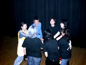 円陣を組む演出部のみなさんの写真 円陣を組む演出部のみなさんの写真