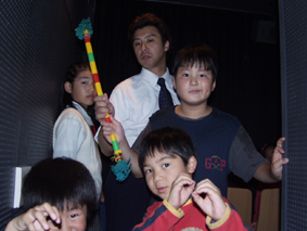 小道具を持つ子どもたちの写真 小道具を持つ子どもたちの写真