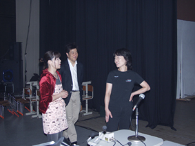 話している3人の男女の写真 話している3人の男女の写真