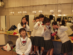 ポーズを決める少女たちの写真 ポーズを決める少女たちの写真