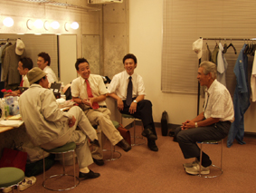 語り合う4人の男性の写真 語り合う4人の男性の写真