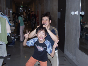 じゃれ合う男性と男の子の写真 じゃれ合う男性と男の子の写真