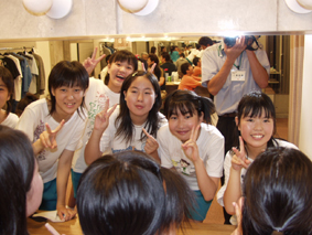ピースをする少女たちの写真 ピースをする少女たちの写真