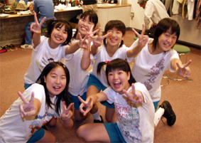 ピースをする少女たちの写真 ピースをする少女たちの写真