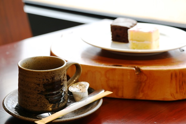 レストランカフェのコーヒーとケーキの写真 レストランカフェのコーヒーとケーキの写真