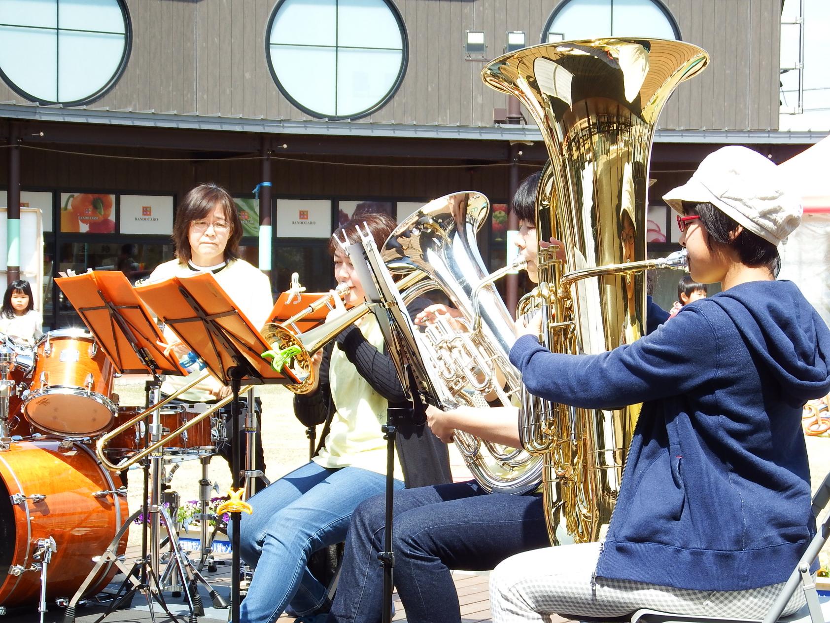 4月5日 木曜日　水戸のママさん達によるバンド演奏♪　みとぴよ音楽隊