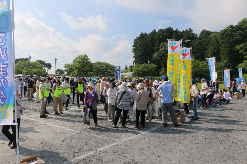 涸沼清掃活動に参加しています