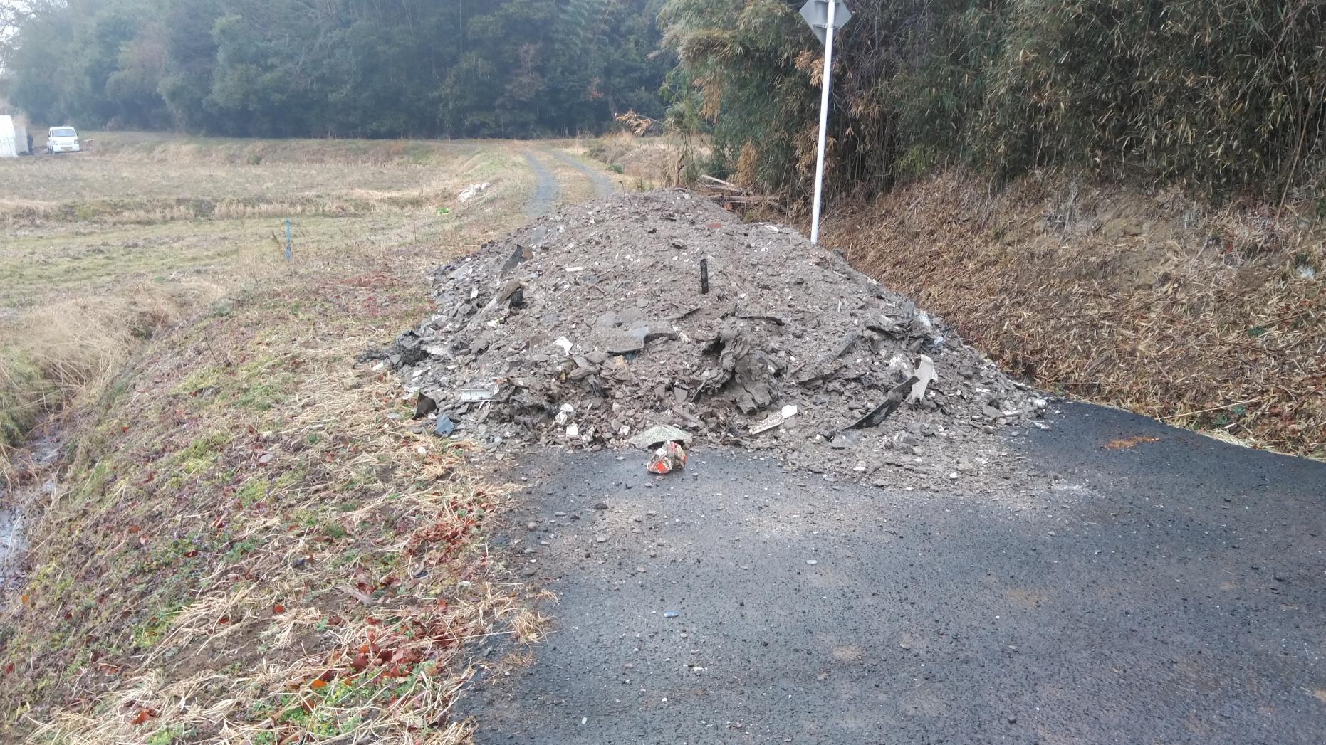 不法投棄_中野谷地内_建築廃材1