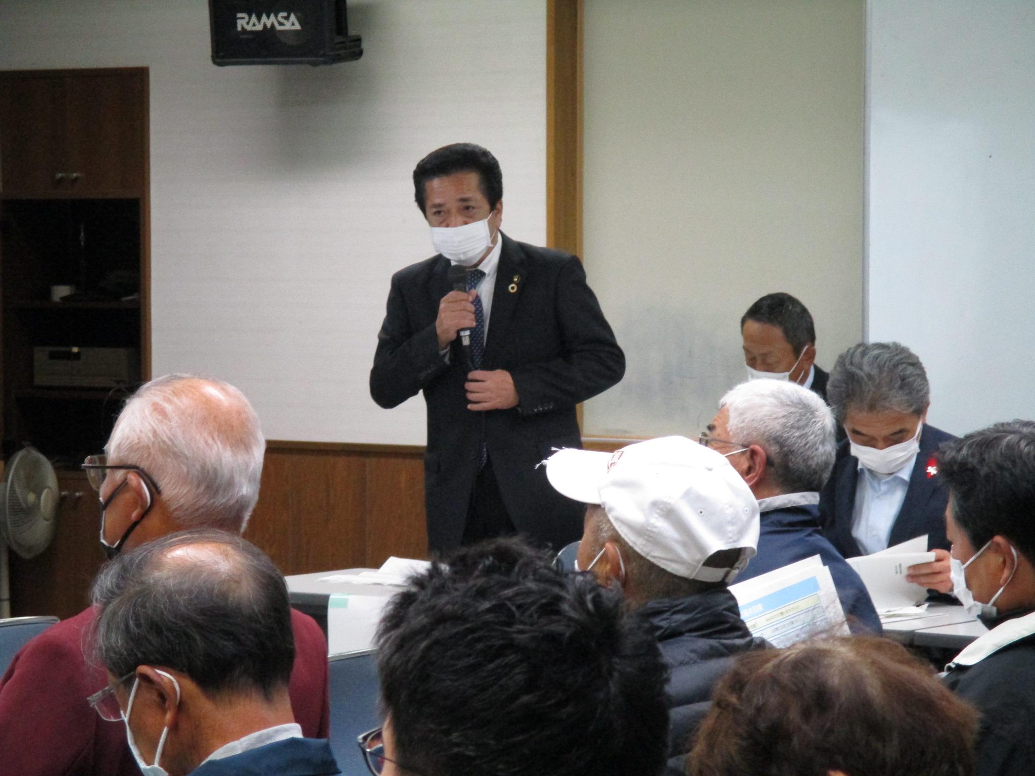 市民懇談会で挨拶をする市長