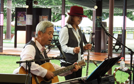 本日のステージイベントは「ANAK」(アナック)のおふたりです♪