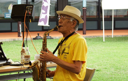 本日のステージイベントはチャーリー栗原の長時間ライブです♪