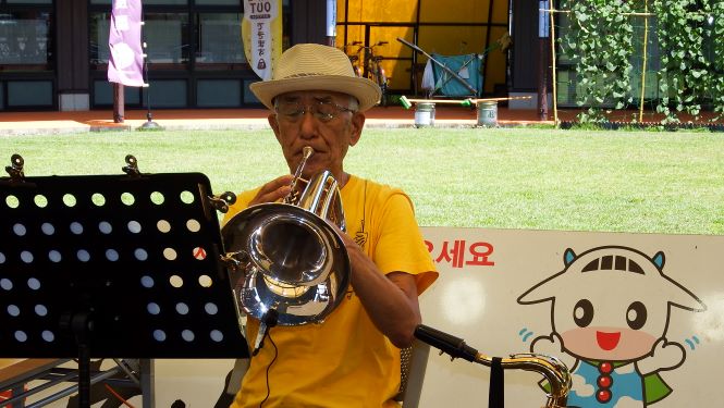 本日のイベントは【チャーリー栗原の長時間ライブ】＆【七夕飾り】最終日です♪