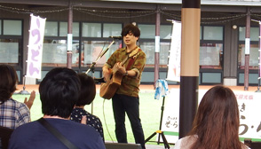 本日のステージイベントは「磯山純ライブ」です♪