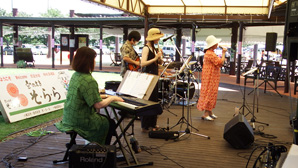 本日のステージイベントはラテンテイストバンド「椎茸栽培」のライブです♪