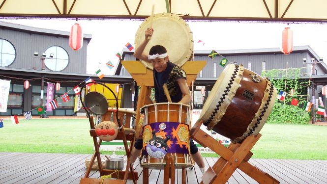 本日のステージは「和太鼓奏者片平博」と「ジャグラー岡田孝之」です♪