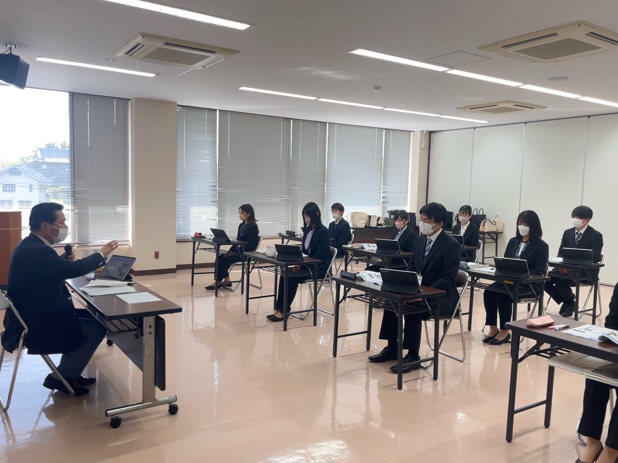 講話を行う市長