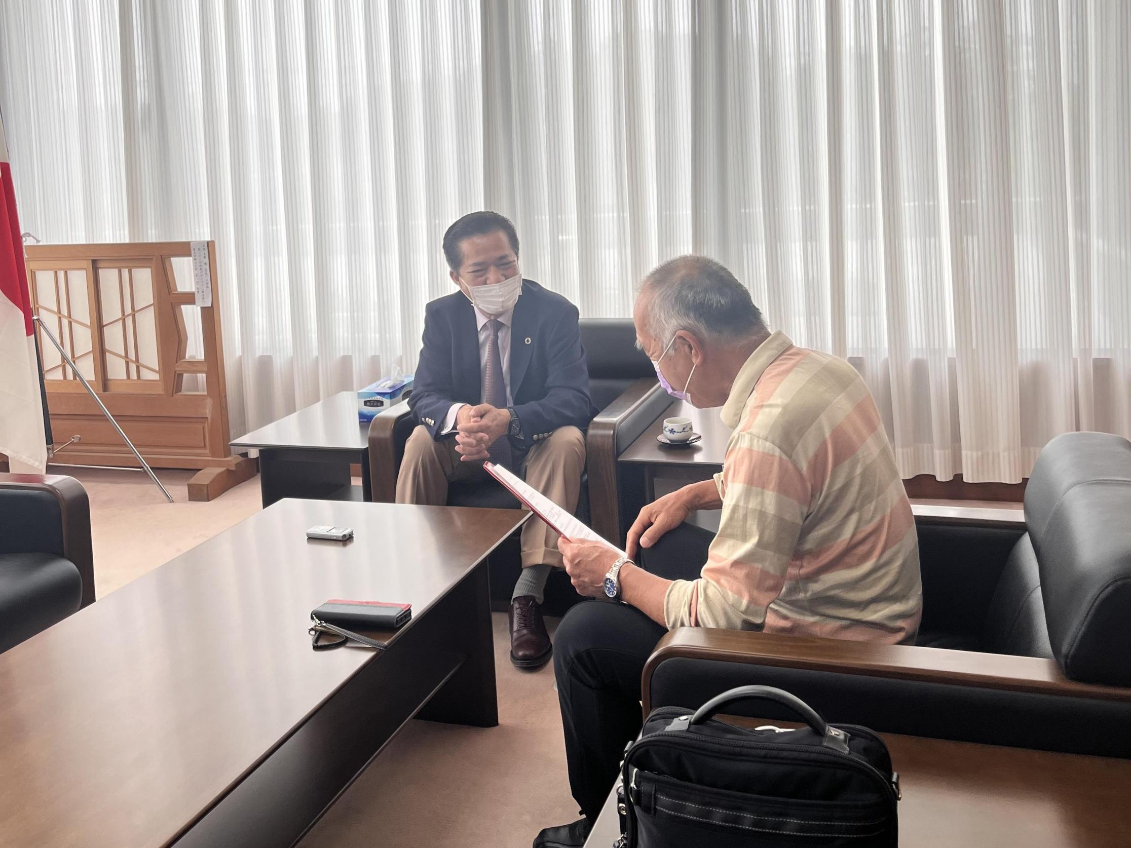 市民と対話する市長