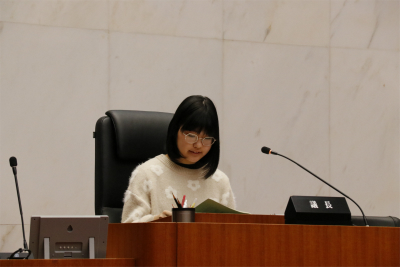 子ども議長(前半担当)が議長席で議事を進める様子の写真