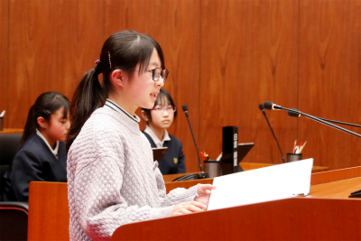 子ども議員が市へ質問をしている写真