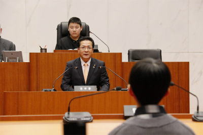 市長が子ども議員の質問に答弁している写真