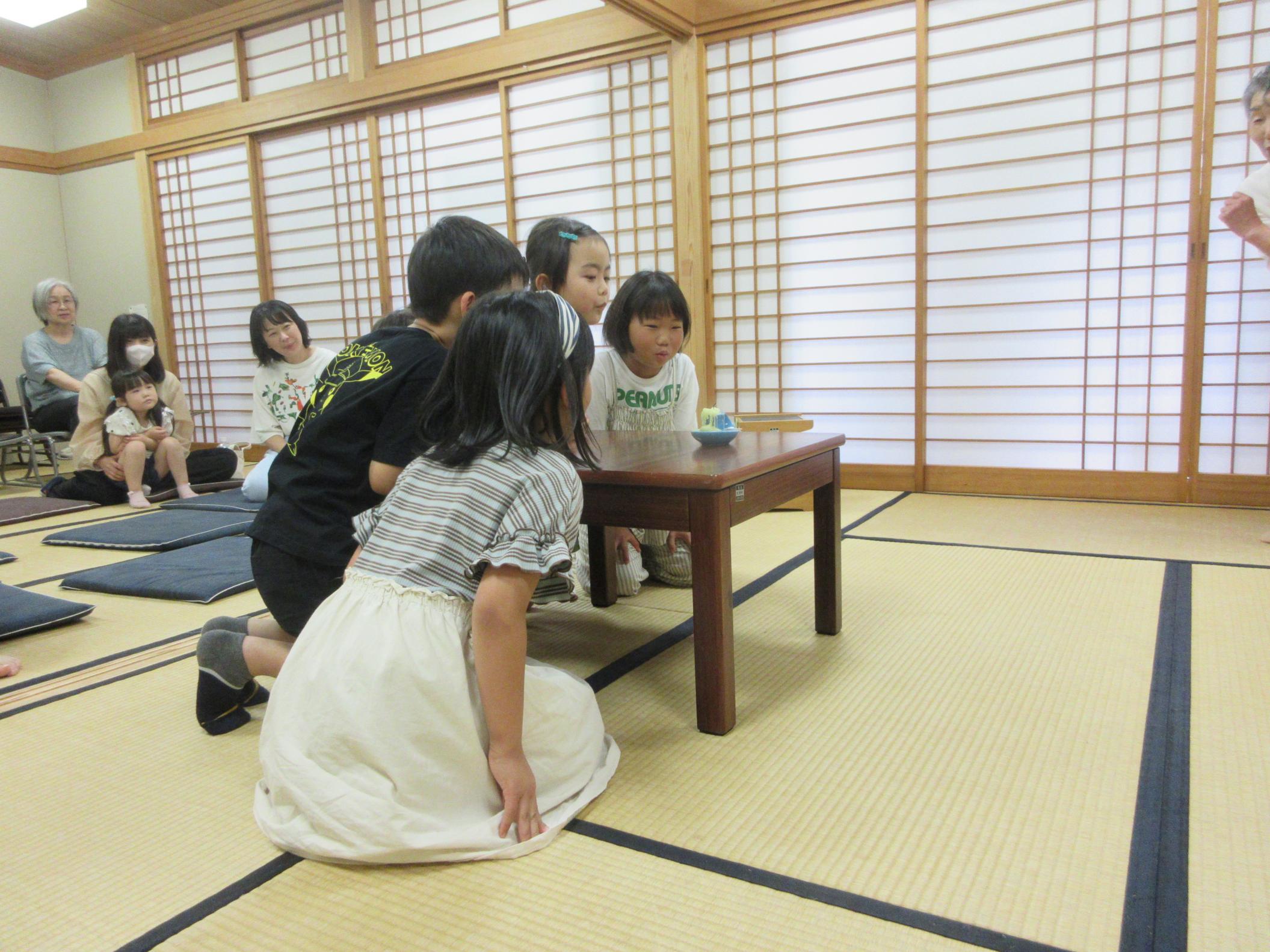 おはなしの火を消す様子