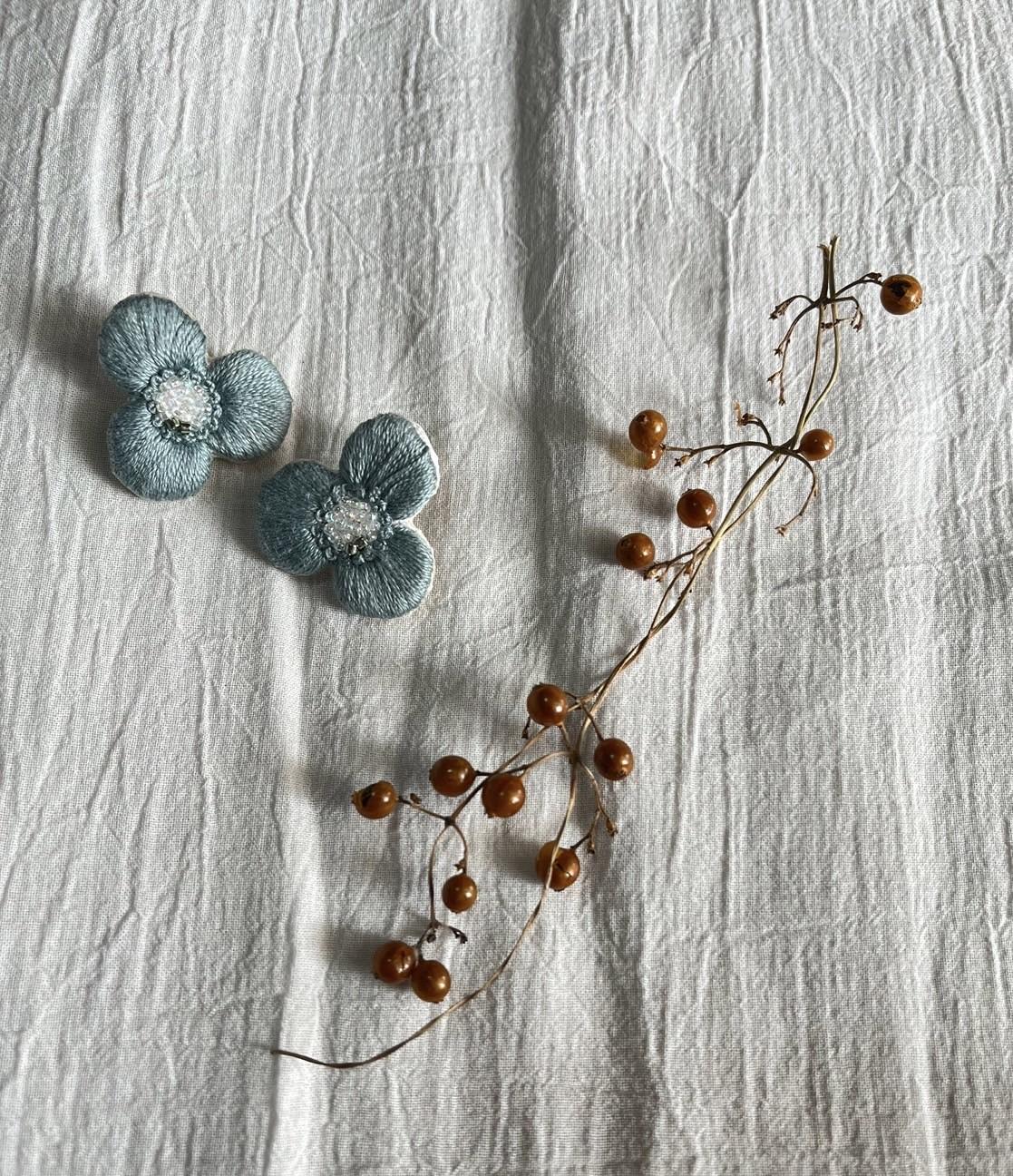 刺繍でお花のブローチ