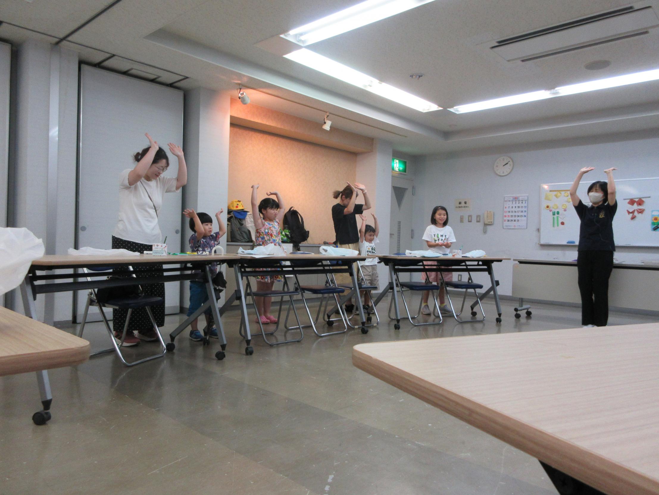 手遊びの様子