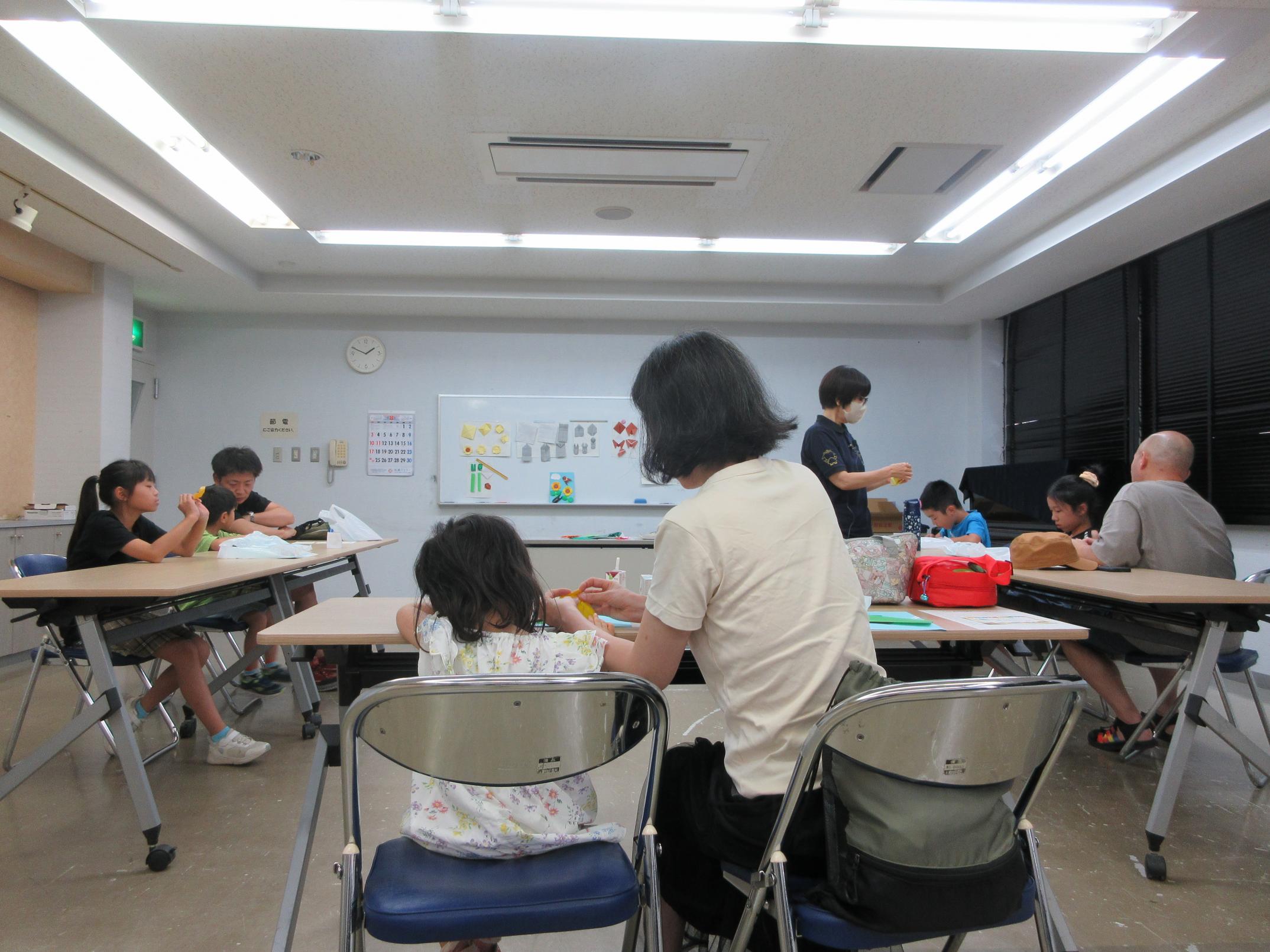 折り紙を折る様子（8月9日）