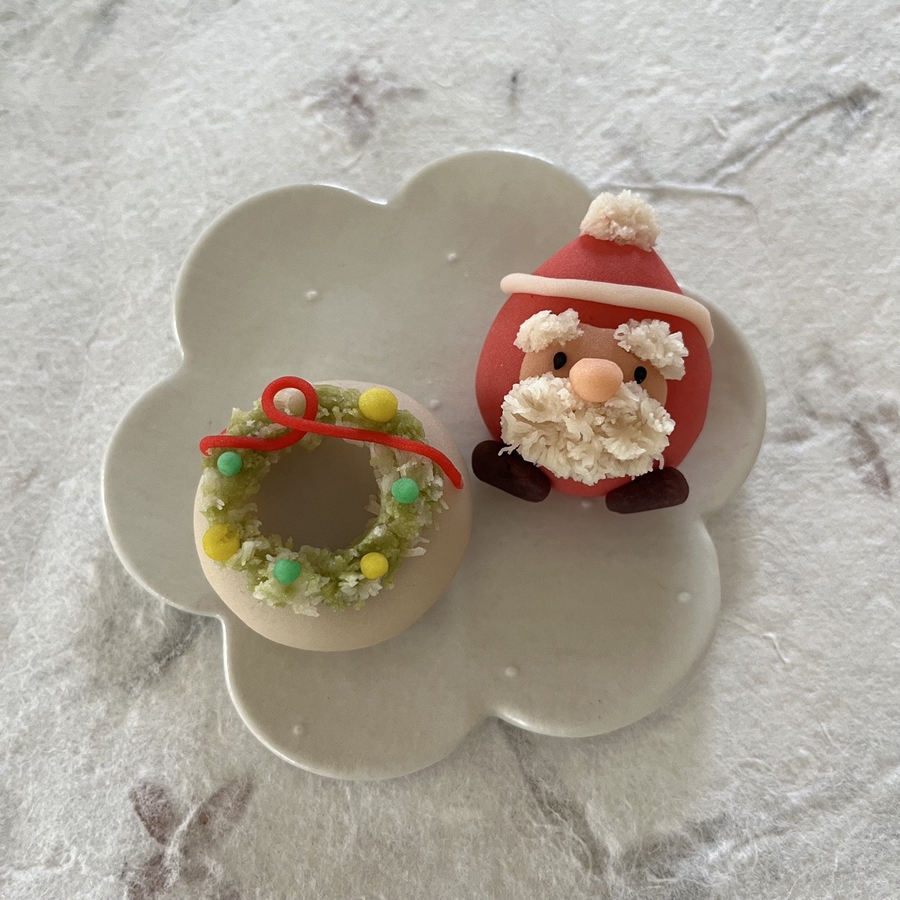 サンタクロースとクリスマスリースの練り切り