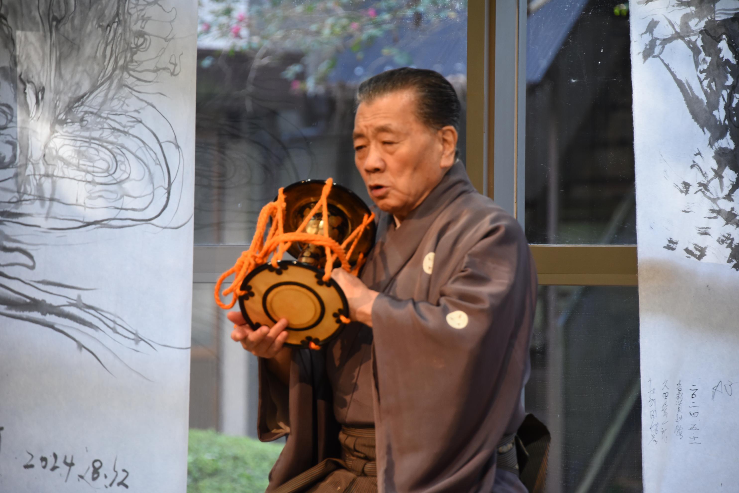 久田舜一郎氏が小鼓を演奏する様子