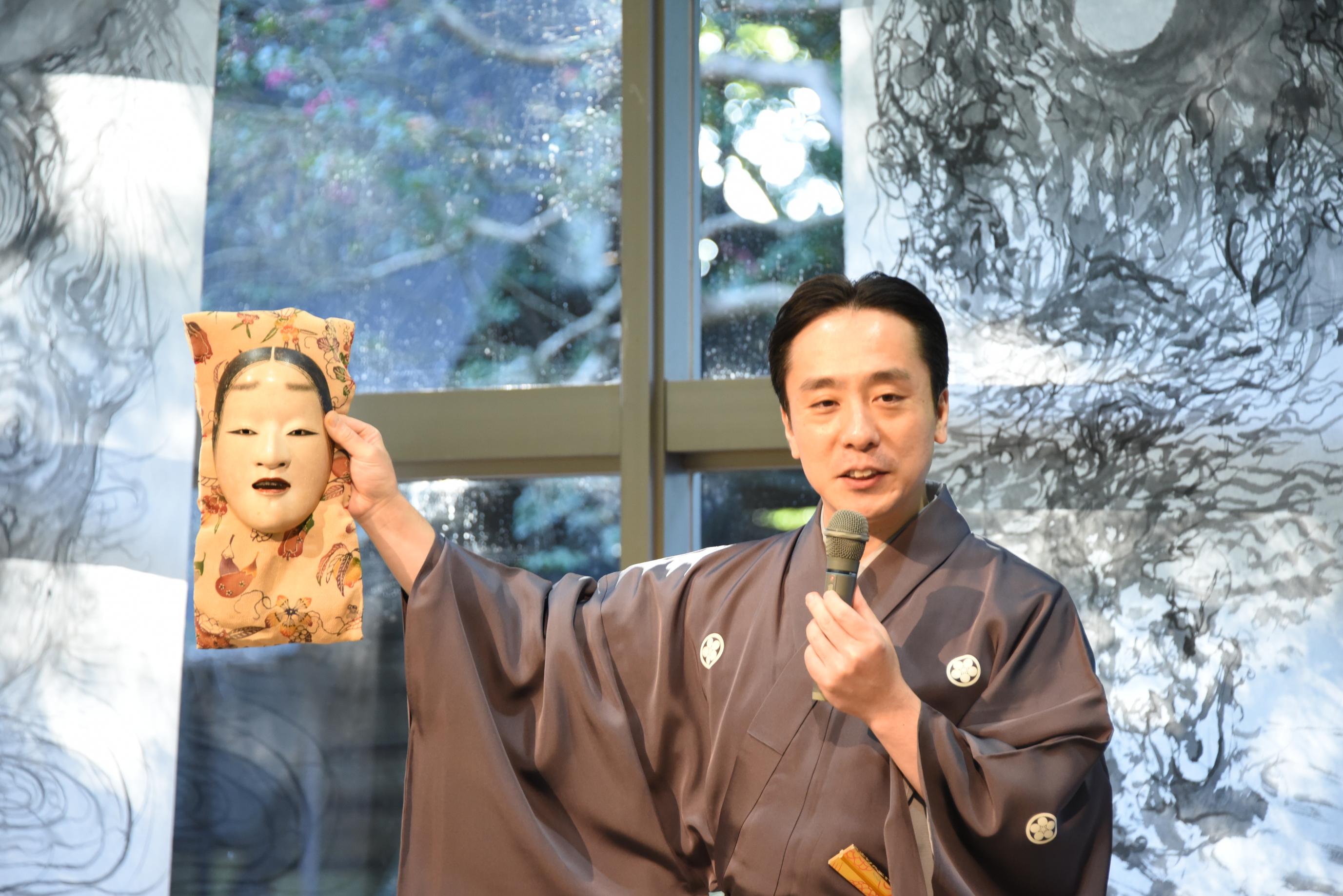 能を説明する様子