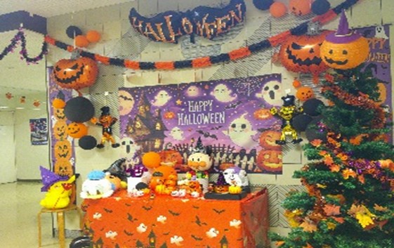 入り口にはハロウィン仮装をしているぬいぐるみやツリーがお出迎え
