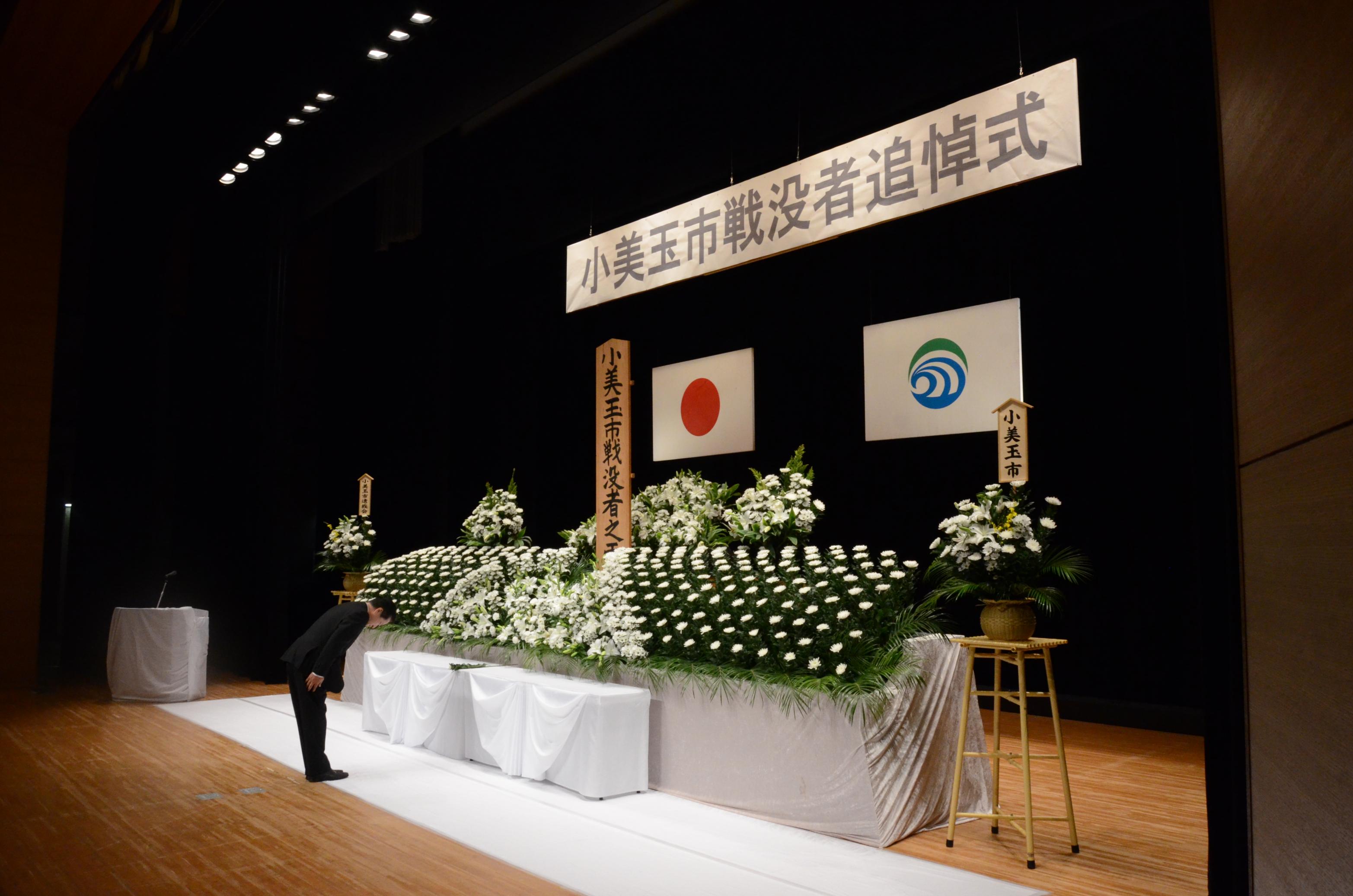 献花をする市長