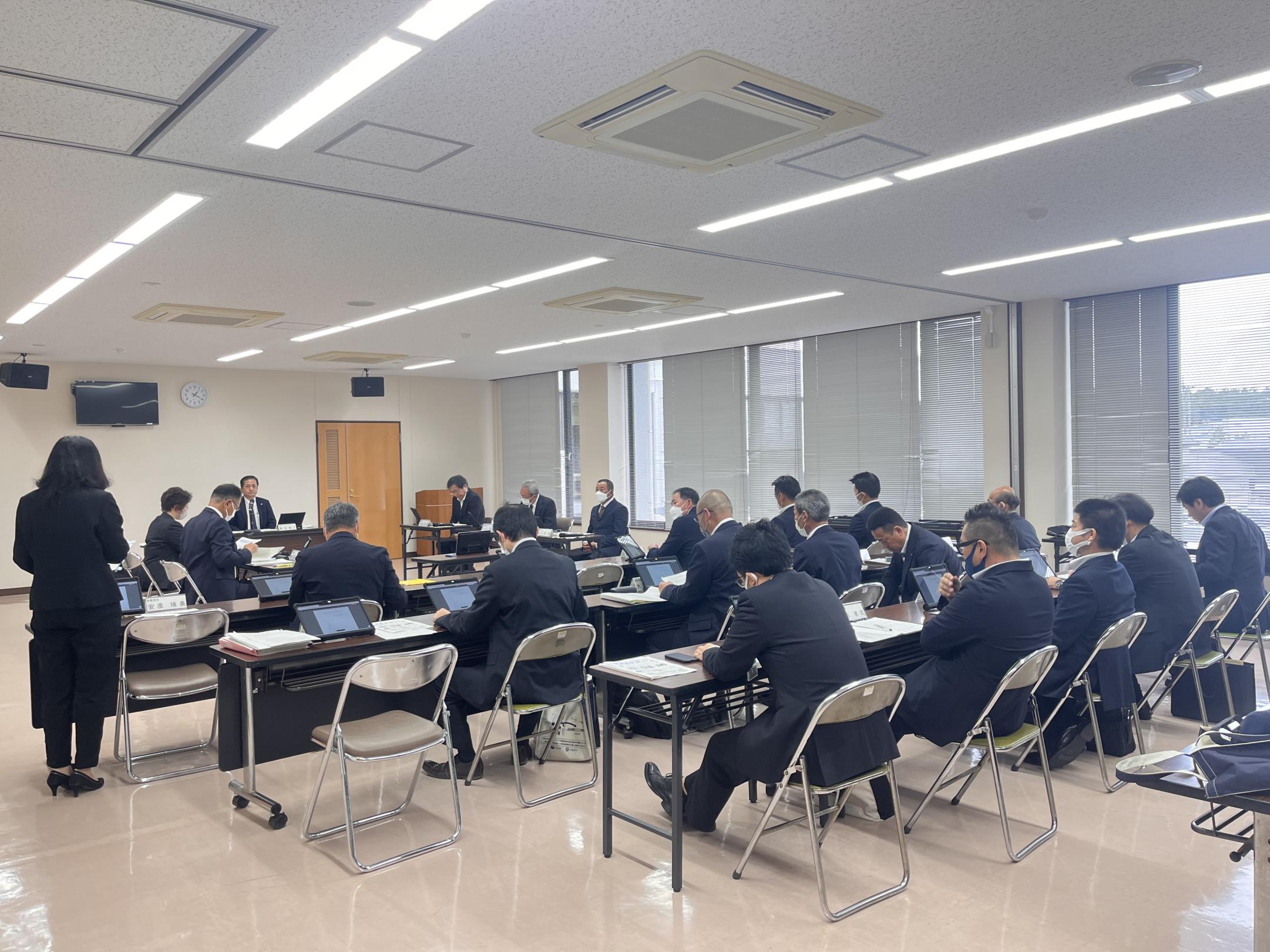 総合教育会議に出席する市長