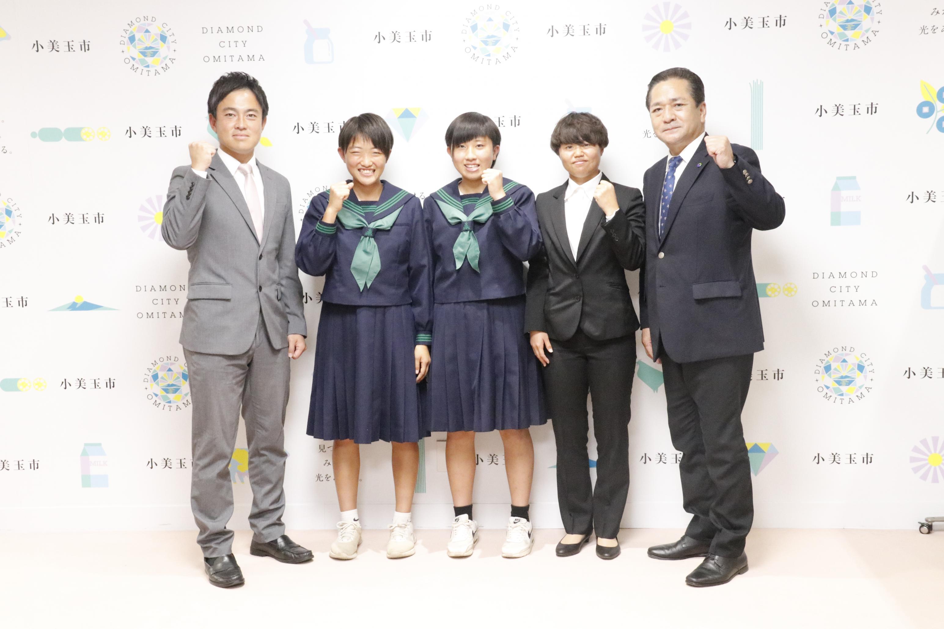 ガッツポーズをする市長 ガッツポーズをする市長