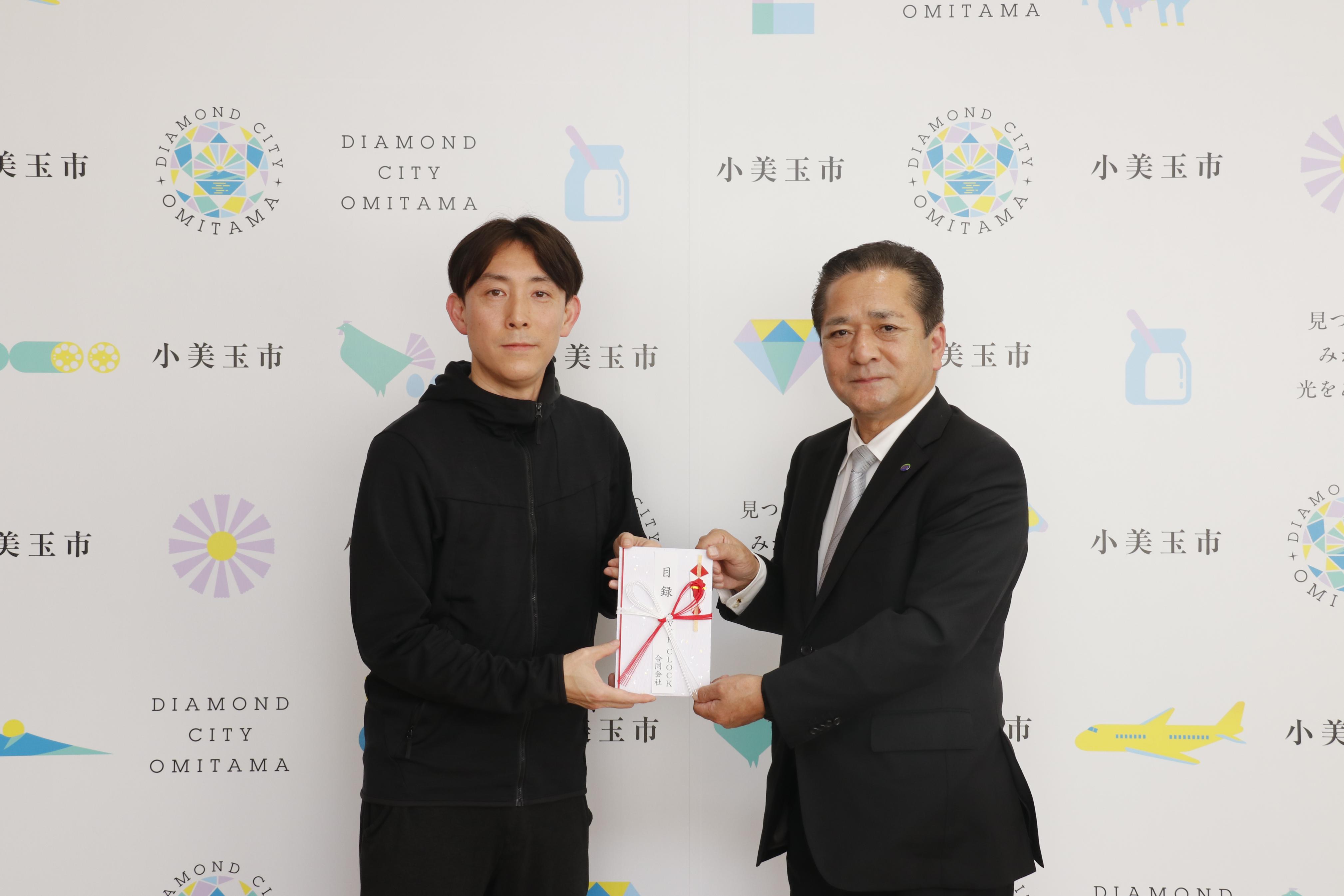 目録を受け取る市長 目録を受け取る市長