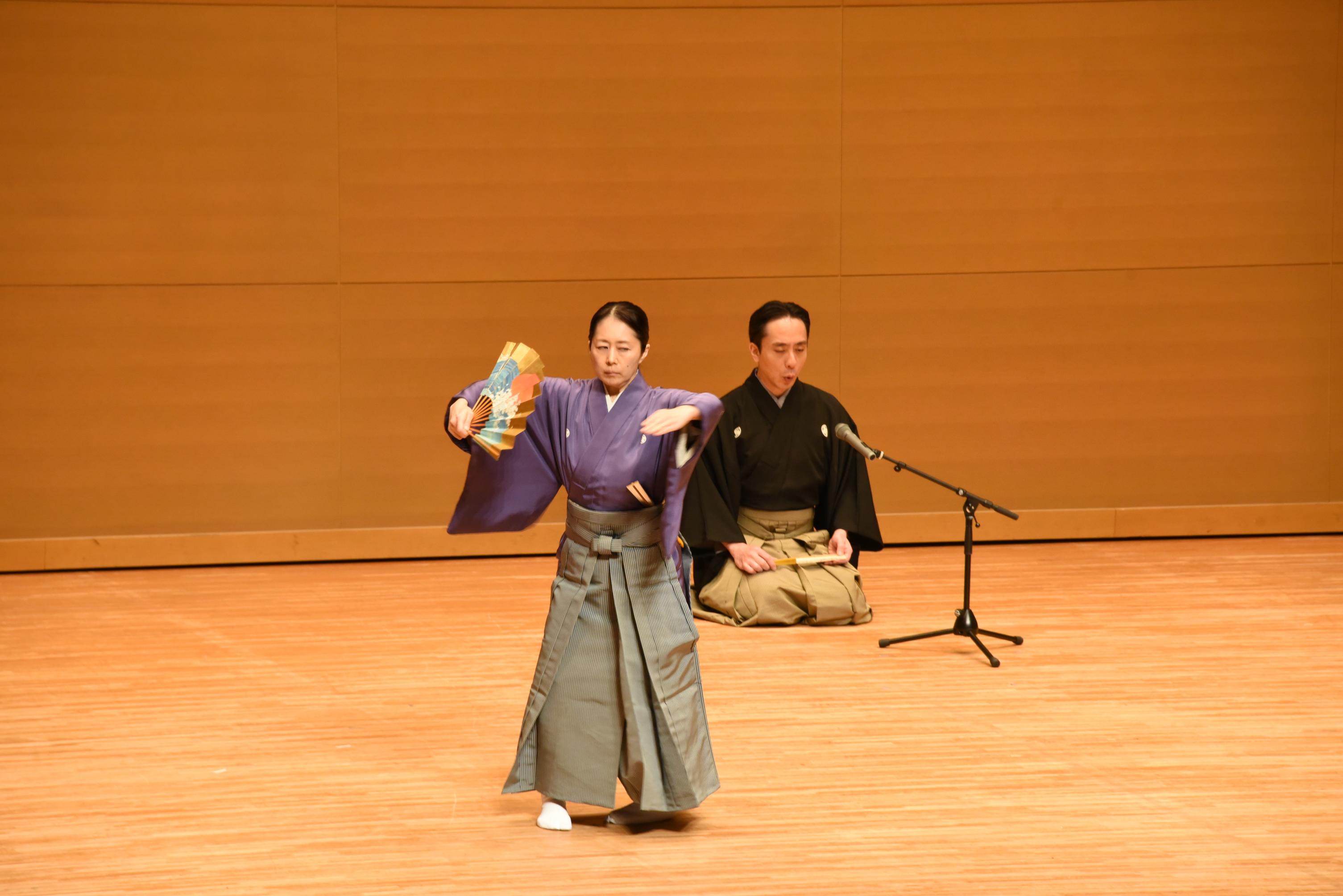 舞を舞う様子 舞を舞う様子