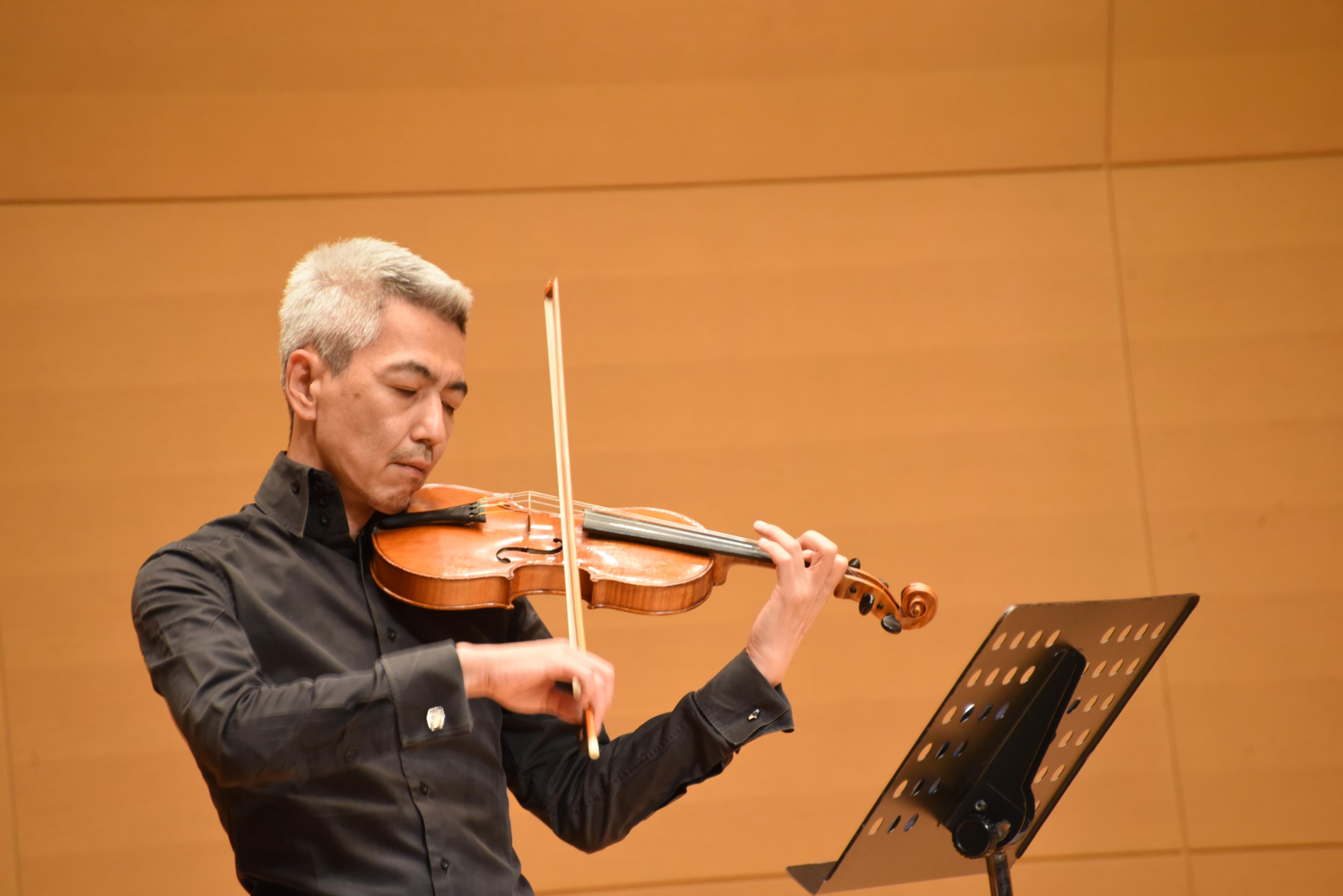 ヴァイオリンを弾く様子 ヴァイオリンを弾く様子