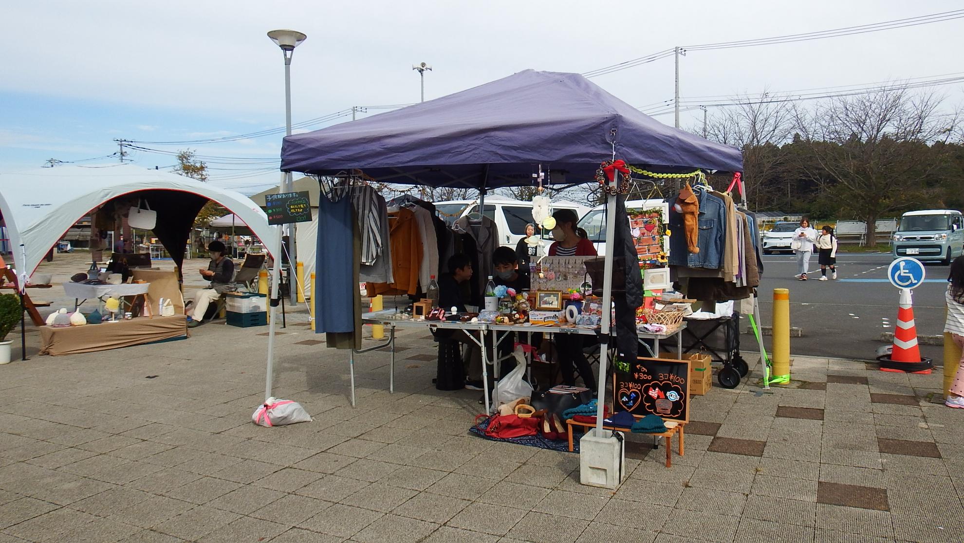 洋服等販売の店写真