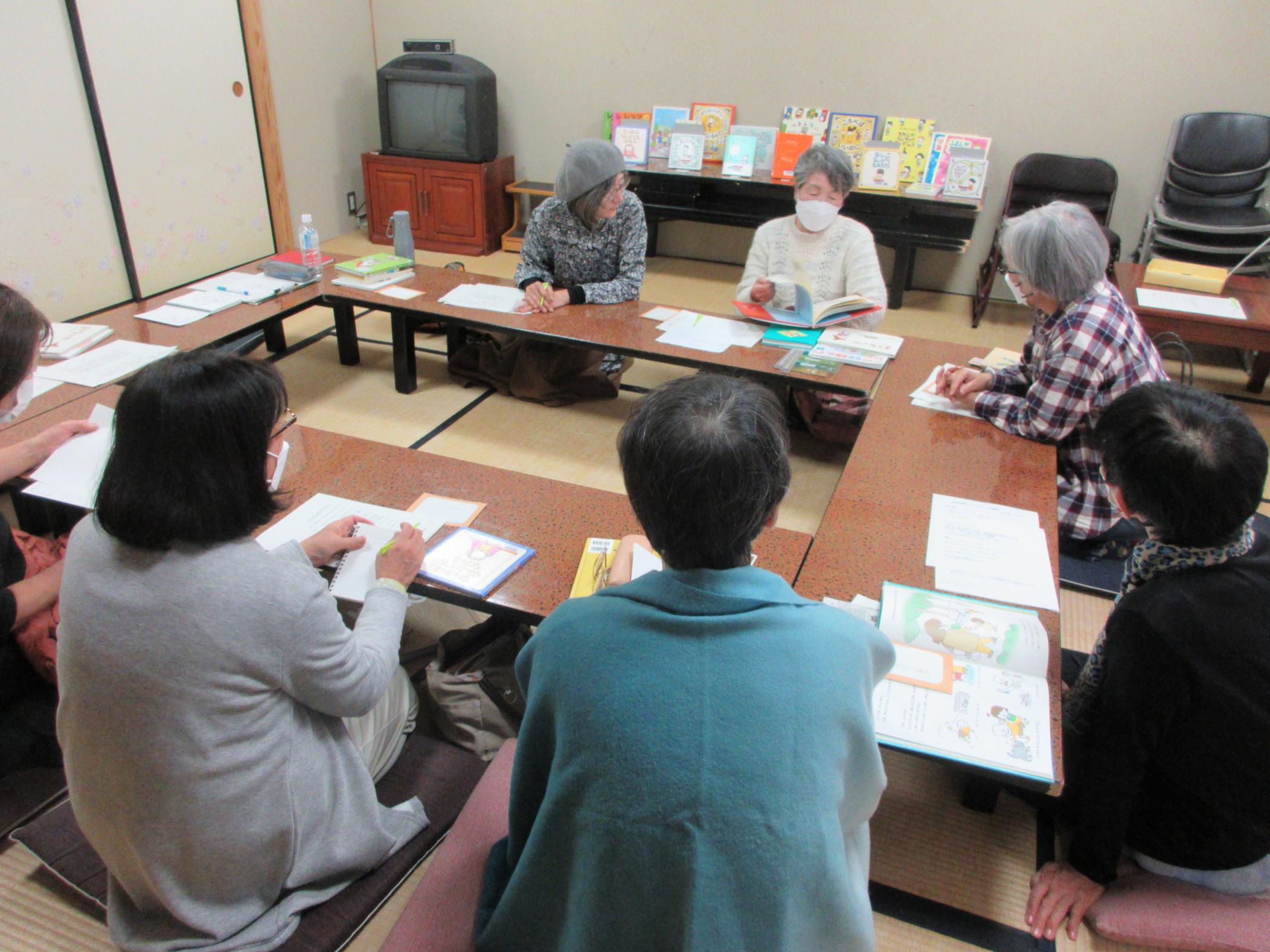 ヨシタケシンスケの魅力について語る様子