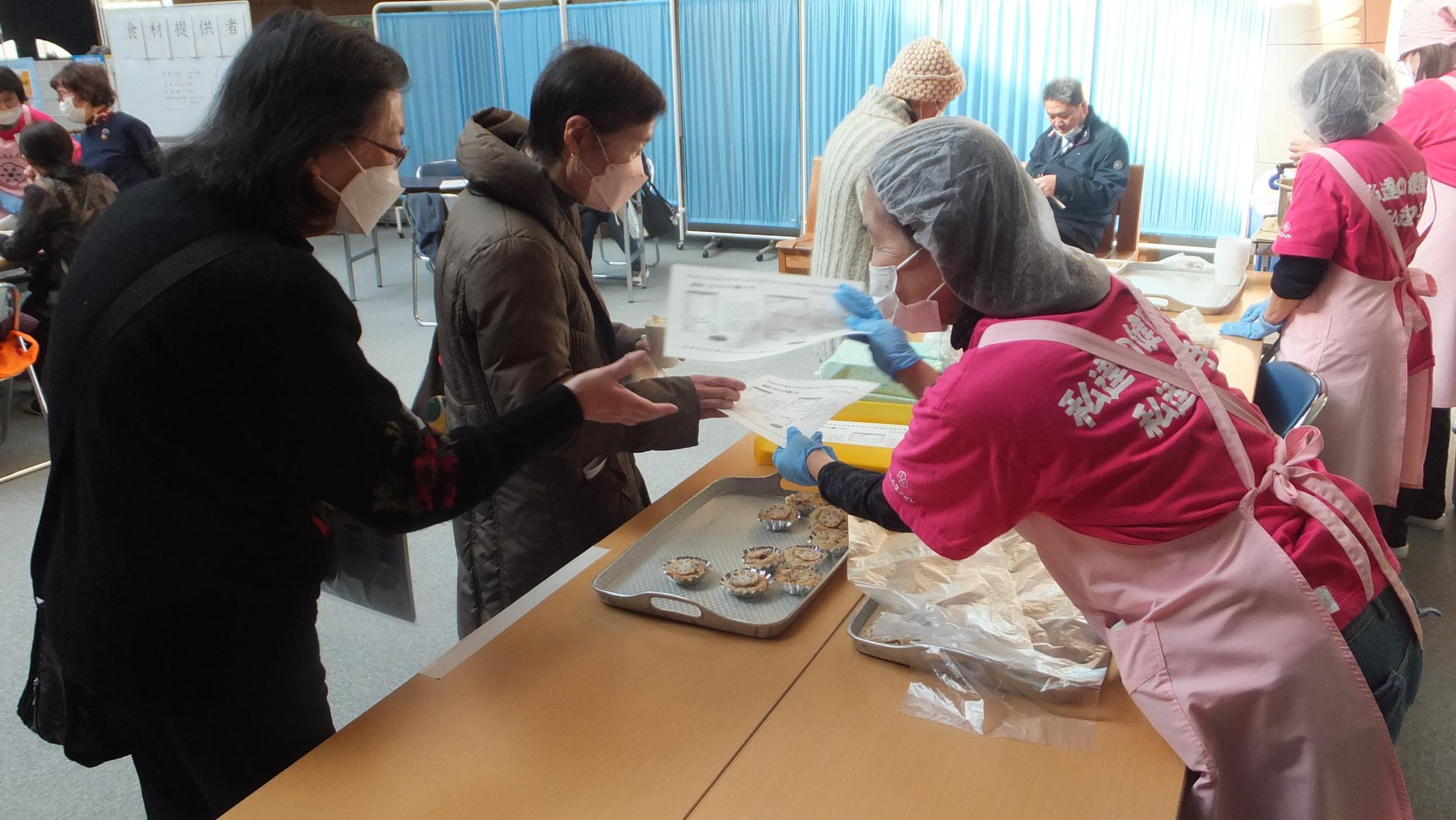 試食を配布している様子